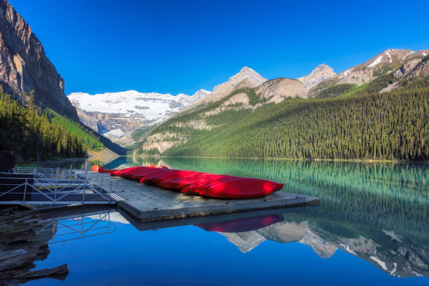 schöne lake louise in rocky mountains, kanada - landscape national park lake louise moraine lake stock-fotos und bilder