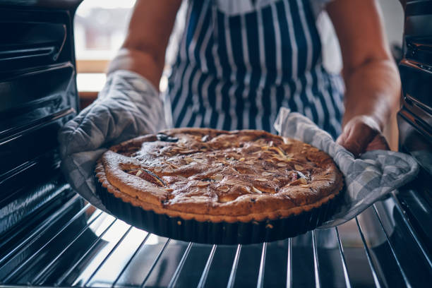 backen feigenkuchen mit mandel, pistazien und mascarpone - tart stock-fotos und bilder