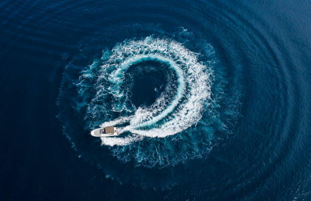 公海上のスピードモーターボートの航空写真 - cruise speed ストックフォトと画像