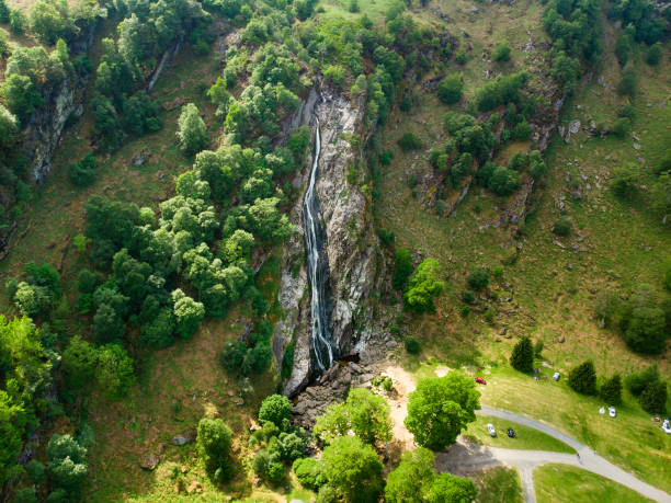 majestuosa cascada de agua de powerscourt waterfall, la cascada más alta de irlanda. atracciones turísticas en co. - europe high angle view waterfall water fotografías e imágenes de stock