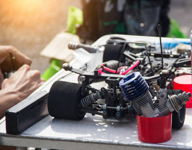 the participant checks and adjusts the radio-controlled car before the start of the competition, close-up, self-made sports competitions, repair - extreme sports audio imagens e fotografias de stock