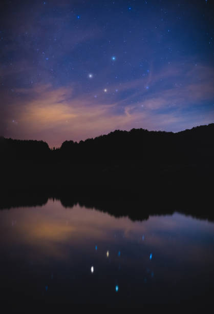 congiunzione planetaria in una notte d'estate - portomarin foto e immagini stock