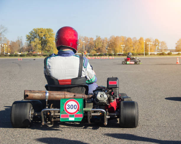 gare di karting, il partecipante è seduto sulla mappa e in attesa dell'inizio della competizione, karting, corse automobilistiche, piloti - go carting foto e immagini stock