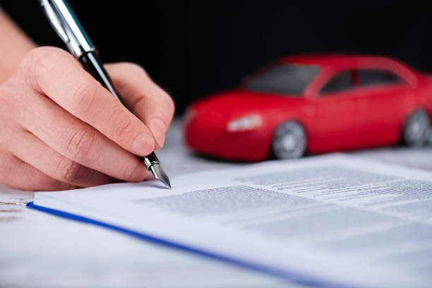 подпись автомобильного контракта - red pen paper document стоковые фото и изображения