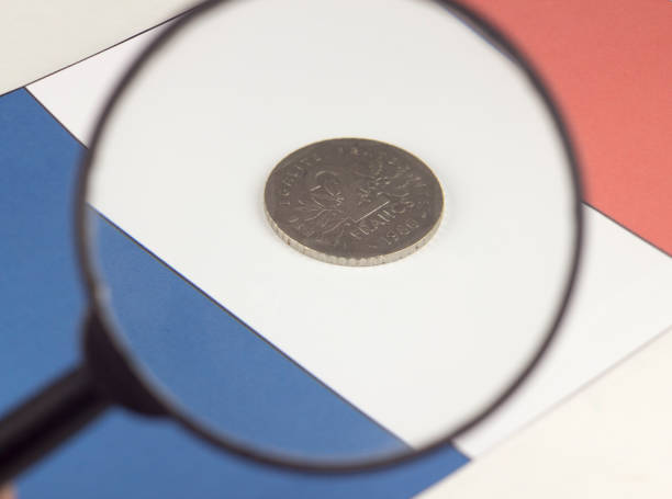 dinero de francia en el fondo de la bandera de la lesupa - magnification coin equipment european union currency fotografías e imágenes de stock