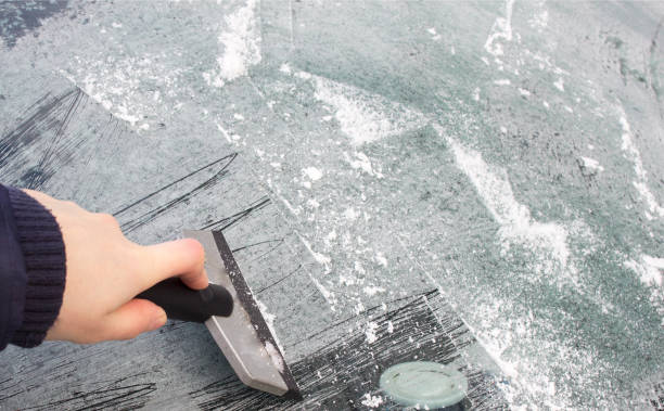 czyszczenie szyby samochodu z lodu i śniegu - snow car window ice scraper zdjęcia i obrazy z banku zdjęć
