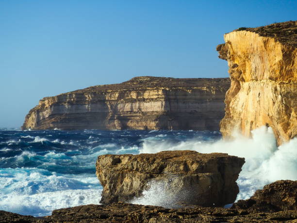 tempestad mediterránea en un acantilado en gozo, donde estaba la ventana de azur - gozo malta natural arch natural phenomenon fotografías e imágenes de stock