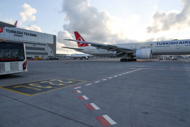 istanbul airport ist mit flugzeug - wiedenmeier istanbul stock-fotos und bilder