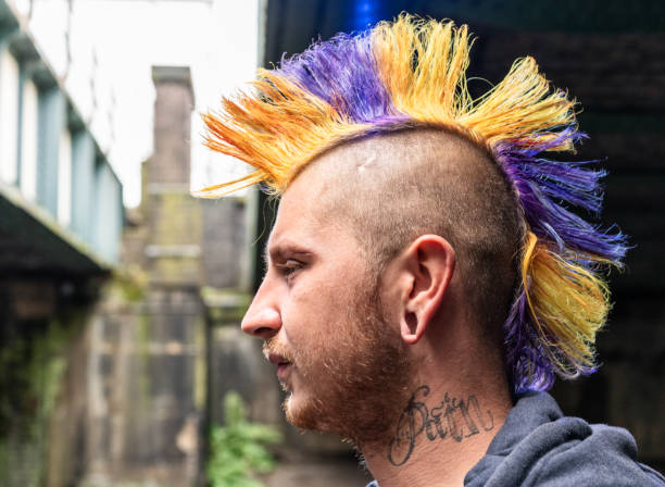 retrato de perfil punk de londres - tattoo men profile punk fotografías e imágenes de stock