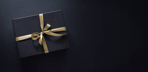 prezent owinięty w ciemny papier na ciemnym tle - gift blue gift box box zdjęcia i obrazy z banku zdję�ć