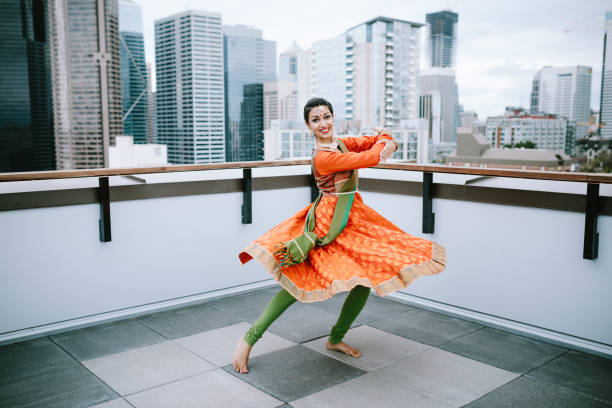 индийская женщина танцы в традиционной одежде downtown city setting - indian culture dancing dancer women стоковые фото и изображения