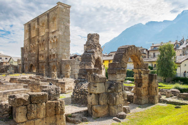 reste des antiken römischen theaters von aosta, italien - valle daosta stock-fotos und bilder