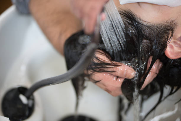 парикмахер мыть волосы клиента - men human hair washing hairdresser стоковые фото и изображения