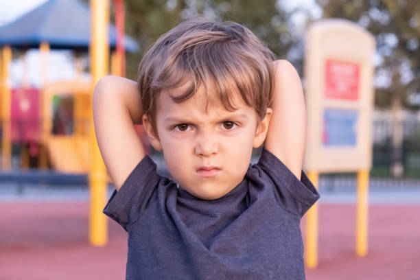 놀이터에서 포즈를 취하는 카메라를 바라보는 어린 아이 소년 - tantrum 뉴스 사진 이미지