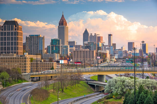 atlanta, georgia, stati uniti, skyline della città del centro sopra le autostrade - highway nobody town urban road foto e immagini stock