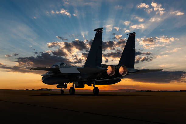 f-15 eagle fighter plane pronto a decollare al tramonto - fighter plane jet military airplane afterburner foto e immagini stock