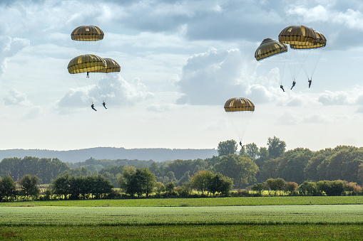 This photo was taken at the 75th anniversary of the dropping of para troops in Groesbeek. That happened on September 17, 1944 in the context of Operation Market Garden. In a few days, almost 8,000 American paratroopers were dropped in the immediate surroundings of Groesbeek. In the first days after September 17, the surroundings of Groesbeek and Nijmegen changed into a hellish front area. The bridges of Nijmegen were conquered intact, but had to be defended against all German attacks in the following days and weeks. The Rhine bridge near Arnhem eventually had to be abandoned by the English paratroopers. Large parts of the area south of Nijmegen were freed. This was of great strategic importance for the course of the war; from here the Rhineland offensive, the attack on the German flank, could be deployed.
