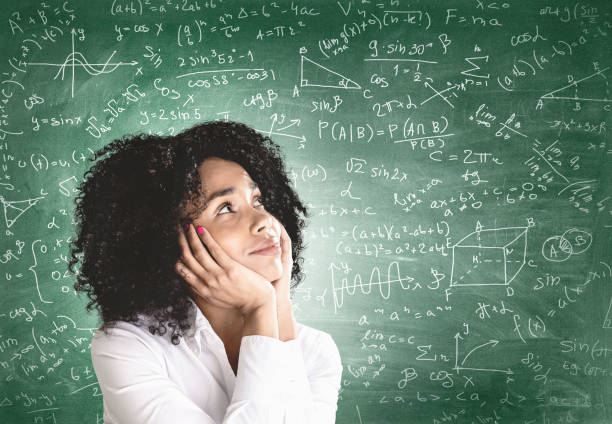 jeune femme africaine pensif, formule de maths - professor teacher female blackboard photos et images de collection