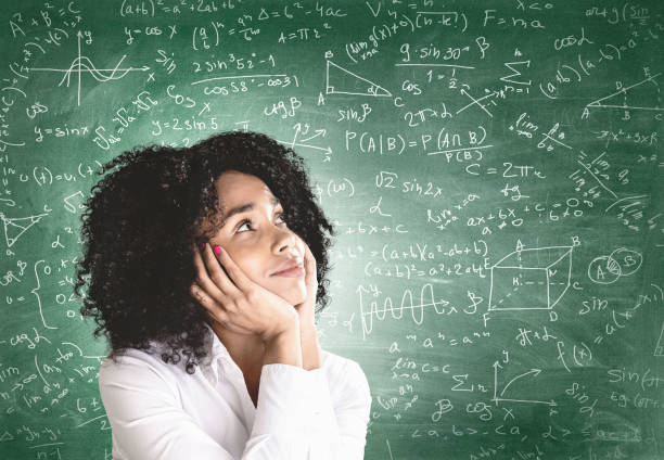 思慮深い若いアフリカの女性、数学式 - professor teacher female blackboard ストックフォトと画像