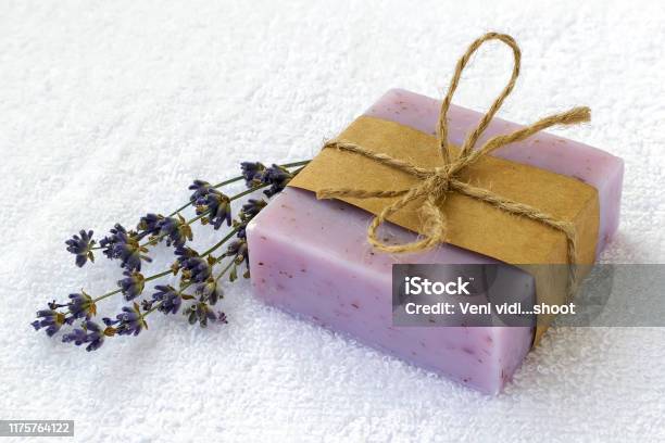 Barra De Jabón Con Flores De Lavanda Aromáticas Secas Jabón Hecho A Mano Morado Sobre Una Barra De Jabón Con Flores De Lavanda Aromáticas Secas Jabón Hecho A Mano Morado Sobre Una