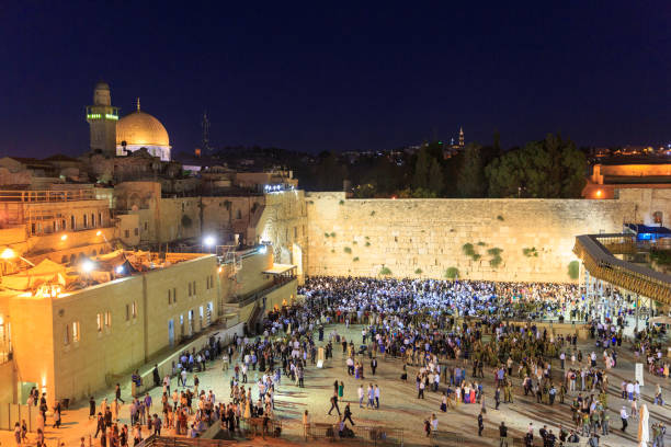 oración del shabat en el muro de las lamentaciones - the western wall wall east city fotografías e imágenes de stock