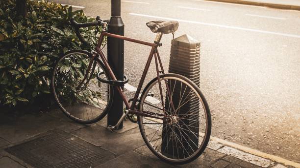 fahrrad-sperre zum pfosten - wheel cycling nobody outdoors stock-fotos und bilder