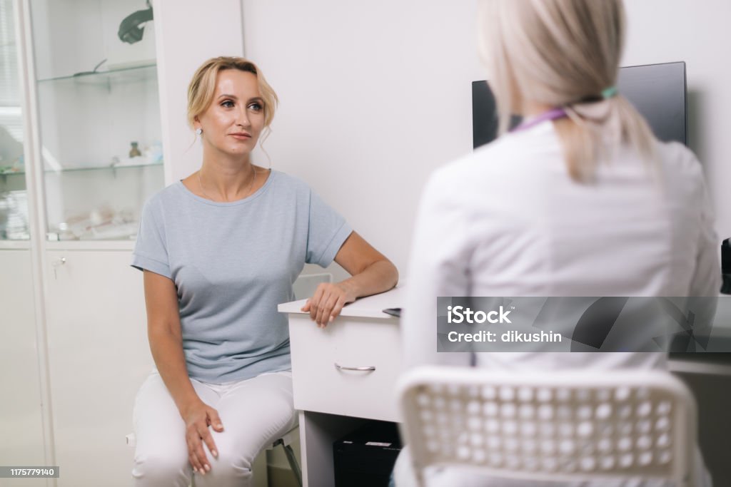 Junge blonde Frau bei Arzt Checkup in weißen Kleid - Lizenzfrei Arzt Stock-Foto