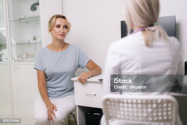 Junge Blonde Frau Bei Arzt Checkup In Weißen Kleid Stockfoto und mehr Bilder von Arzt - Arzt, Blondes Haar, Heilbehandlung