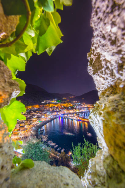 panoramautsikt över natursköna parga city, grekland - parga bildbanksfoton och bilder