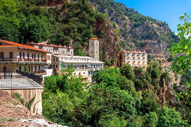 monastère de proussos près de la ville de karpenisi dans evrytania - grèce. le monastère de proussos a été nommé de l'icône de panagia prousiotissa de prousa en asie mineure. - named town photos et images de collection