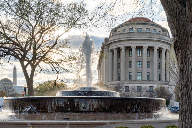 la fuente frente al edificio de la comisión federal de comercio durante el festival nacional de flores de cerezo en washington, dc, ee. uu. - us national gallery of art fotografías e imágenes de stock