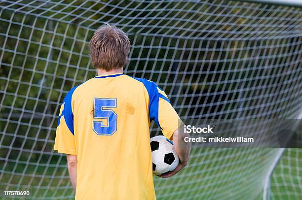 サッカー選手の後ろに立つ掲げて - カラー画像のストックフォトや画像を多数ご用意 - カラー画像, ゴールネット, サッカー