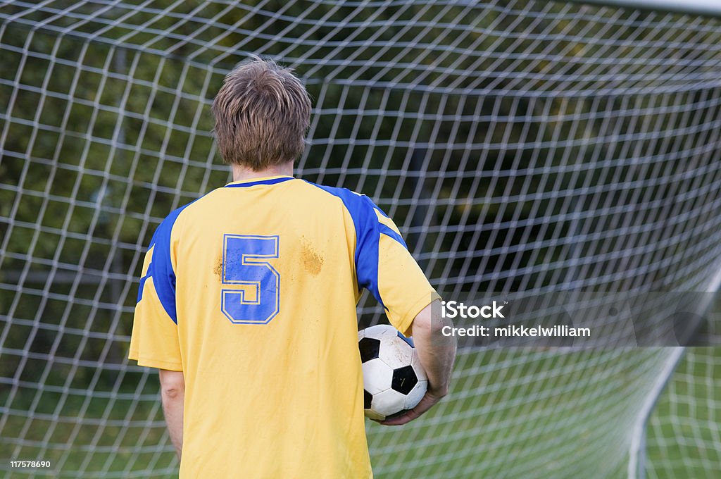 Back de futebol em pé em um objetivo - Foto de stock de Bola royalty-free