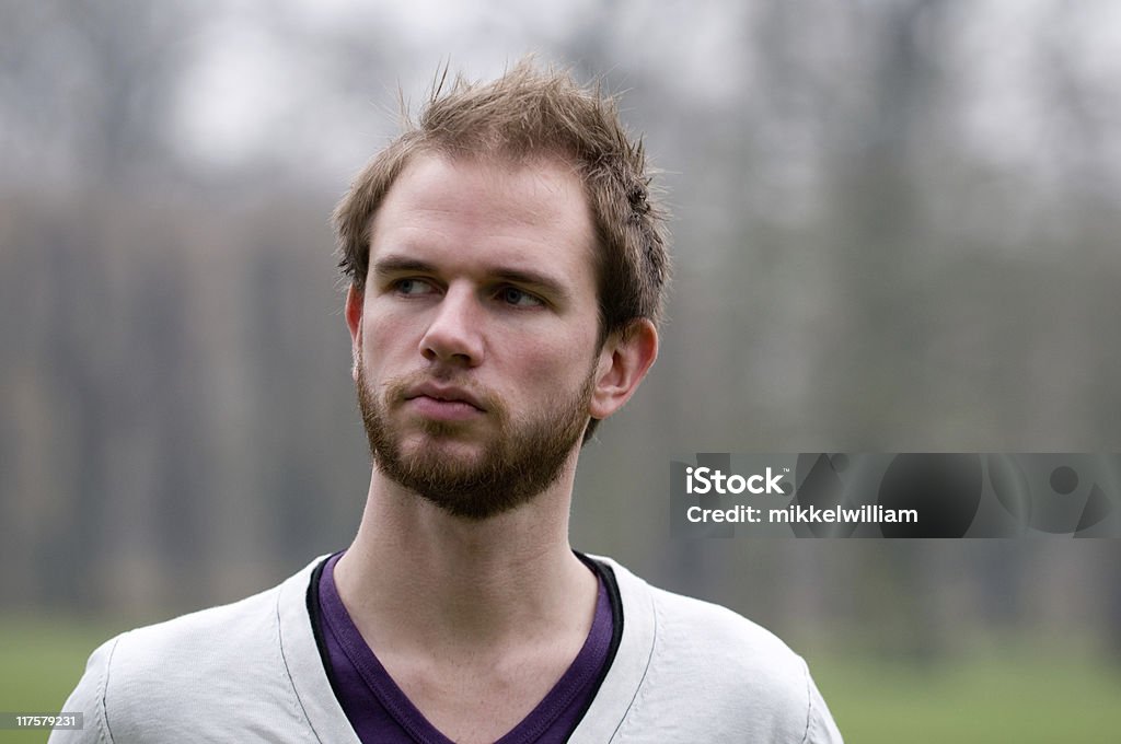 Portrait de jeune homme avec barbe iwho est mécontent - Photo de 25-29 ans libre de droits