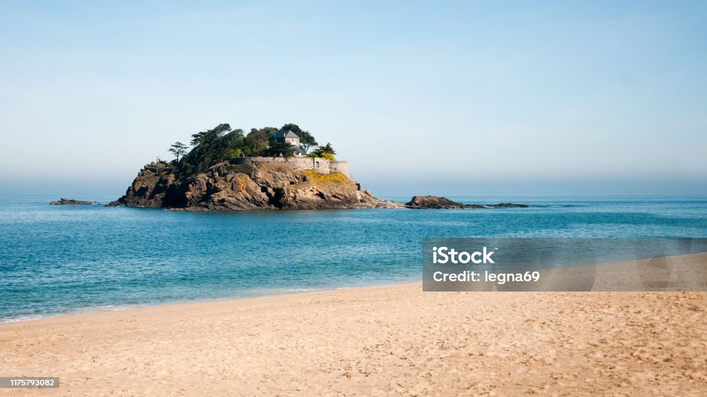 Du Guesclin island, near Cancale in Brittany - France Du Guesclin island, with fort on the rock. It's in Saint Coulomb, near Cancale in Brittany - France St-Malo Stock Photo