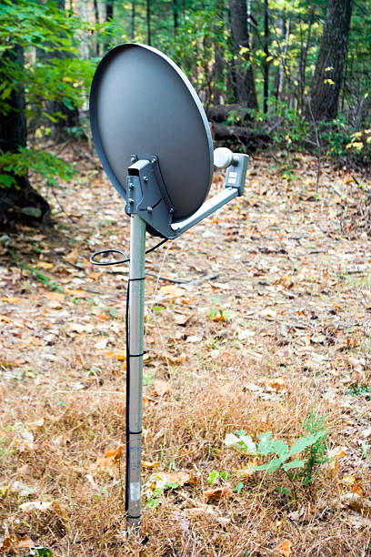 antena parabólica - satellite dish television aerial isolated satellite tv imagens e fotografias de stock