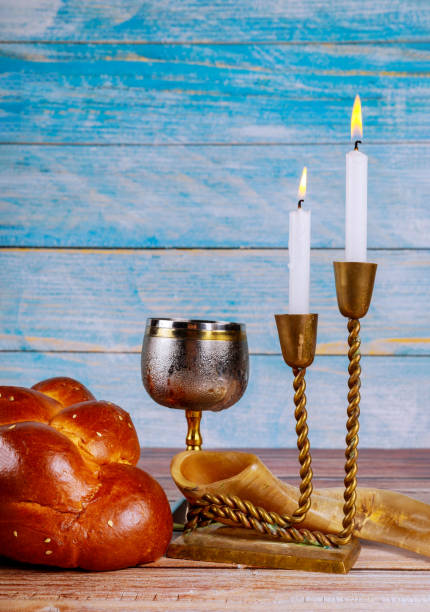 shabbat eve table candles and cup of wine with covered challah bread, - repast imagens e fotografias de stock