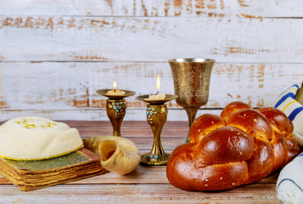 pain challah de shabbat, vin de shabbat et bougies sur la table - challah jewish sabbath photography candle photos et images de collection