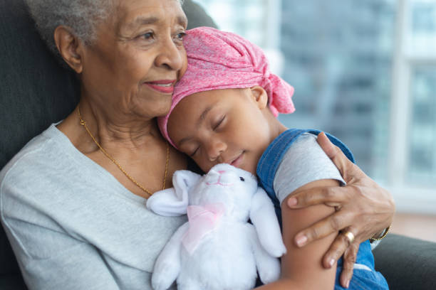 młoda dziewczyna z rakiem przytula babcię z miłością - grandmother child grandparent hope zdjęcia i obrazy z banku zdjęć