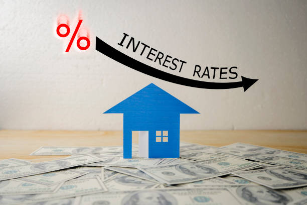 BLACK ILLUSTRATION SHOWS DECREASING OF INTEREST RATES / FINANCIAL CONCEPT HOUSE STACKED US QUARTER DOLLAR ON WOODEN TABLE WITH BLACK ILLUSTRATION SHOWS DECREASING OF INTEREST RATES / FINANCIAL CONCEPT low section stock pictures, royalty-free photos & images