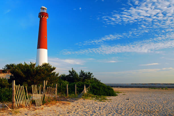 исторический маяк барнегат - direction sea lighthouse landscape стоковые фото и изображения