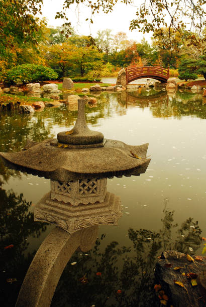 un tranquilo jardín japonés - grounds city life park grant park fotografías e imágenes de stock