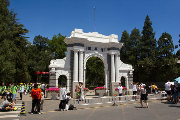 puerta conmemorativa de la universidad de tsinghua - tsinghua fotografías e imágenes de stock