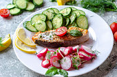 lachssteak-mit-zitrone-tomaten-gurke-und-rettich-auf-dem-teller.jpg?b=1&s=170x170&k=20&c=yjF5w8jPj1J5QM5WsERVvl7xoigv7wCyLVbDtSjgh8M=