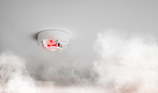 alarma de humo o detector de humo en el hogar que va con humo espeso photo