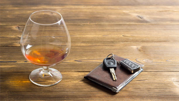 車のキー、アルコールと運転免許証、木製の背景 - designated driver ストックフォトと画像