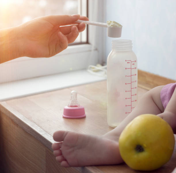 madre prepara leche para su hijo, una manzana, de cerca - cake pie apple pie apple fotografías e imágenes de stock