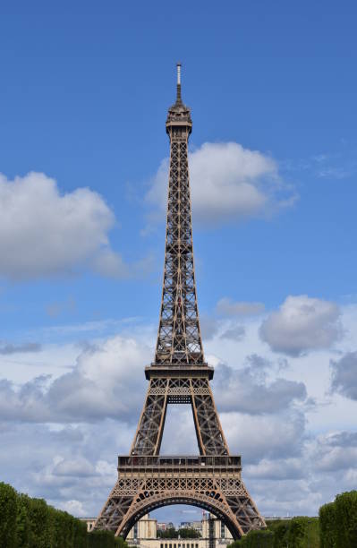 eiffelturm vom champ de mars. paris, frankreich. - clear sky low angle view eiffel tower paris france stock-fotos und bilder