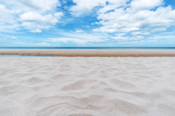 澄んだ空の背景を持つ空の砂浜と海 - sky yellow seascape summer resort ストックフォトと画像