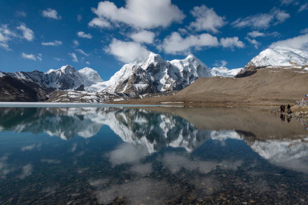 sikkim, india, mai 2014, personnes au lac gurudongmar, l'un des lacs les plus hauts du monde à une altitude de 17 800 pieds - sikkim photos et images de collection